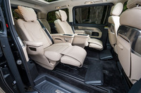 2列目はオットマン等が備わった特等席。手動でロングスライドが可能だが、とにかく重いのでスライドドアを開けて車外からなどと横着するのはお勧めしない。きちんと乗り込んで正面から動かすべきだ。