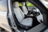 ダイヤモンドステッチ入りのウィンザーレザーシートは、ヒーターもクーラーもパワーシートもすべて標準装備となっている。