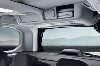 「リフター」の荷室上部に備わる収納スペース。キャビン中央部（サンルーフの下）や前席上部にも収納が備わる。