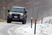 硬くデコボコとした凍結路を走る「ランドクルーザー“250”」。写真ではなんてことないように見えるが、グリップしていると思ったら突然ツルリとタイヤをとられたりして、ヒヤヒヤした。
