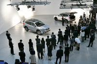 今回の新型「フォレスター」お披露目会の様子。「スポーツ」の横でマイクを握っているのは、チーフデザイナーの大関 透氏だ。