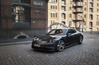 サスペンションはフロントがダブルウイッシュボーン式でリアがマルチリンク式。「カイエン」や「パナメーラ」と同じ3チャンバー式エアサスペンションを採用する。