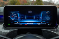 メーターパネルは表示パターンだけでなく表示可能な項目も多彩。これは中央に同心円状に広がるタコメーターを設定し、左にGメーターを、右にコンパクトなスピードメーターとアクセル／ブレーキの使用率を表示したところ。