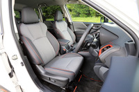 「X-BREAK」専用装備となる、はっ水性ファブリックと合皮のコンビシート。レザーシートなどはオプションでも用意されていない。