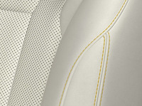 ホワイト基調のレザーシートには黄色のステッチが施される。