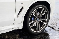 「Mライト・アロイ・ホイール・ダブルスポーク・スタイリング718M」と名付けられた「X3 M40d」の21インチアルミホイール。