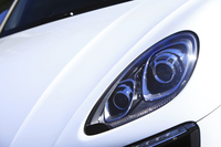 「マカン」のヘッドランプはハロゲン式が標準。テスト車に装備されていたオプションのバイキセノンヘッドライトは、コーナリング時に車両の進行方向を照射するポルシェ・ダイナミックライトシステムとのセットで用意される。
    