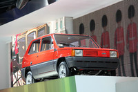 フィアットが神棚の供えもののように高所に展示した初代「パンダ」。