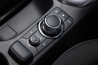 上記ディスプレイ内の情報につながる、左右座席間のコマンダーコントロール。手元を見ることなく操作できるよう配慮されている。
    