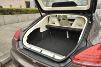 荷室は、リアハッチ連動タイプのトノカバー付き。容量は標準状態で445リッターが確保され、後席を倒すことで最大1263リッターにまで拡大できる。
    （画像をクリックすると、シートの倒れるさまが見られます）
    