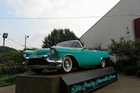 プレスリーの自動車ミュージアム入り口のキャデラック。