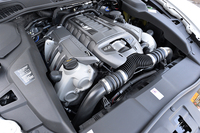 【スペック】カイエン ターボS：全長×全幅×全高＝4845×1955×1700mm／ホイールベース＝2895mm／車重＝2280kg／駆動方式＝4WD／4.8リッターV8 DOHC 32バルブ ツインターボ（550ps/6000rpm、76.5kgm/2250-4500rpm）／価格＝1977万円／テスト車＝2285万円（オートマチックテールゲート＝11万6000円／プライバシーガラス＝8万3000円／ガラスルックテールライト9万円／バイキセノンヘッドライト・ブラック＜PDLS付き＞＝8万3000円／スポーツデザインパッケージ＝82万円／ポルシェ・セラミック・コンポジットブレーキ＝153万8000円／レザー仕上げインテリアパッケージ＝29万6000円／カーボン3本スポーク・マルチファンクションステアリングホイール＜ステアリングホイールヒーター付き＞5万4000円）
    