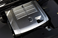 カタログ燃費は、2.5リッターモデルが12.0km/リッター、3リッターモデルが11.8km/リッター、3.5リッターモデルは10.0km/リッター。
