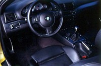 新しいM3のスポーツシートは、電動エアポンプでサイドサポートを膨らませることができるようになった。
	 