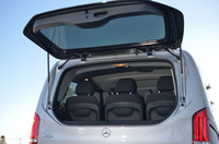 「Vクラス」は、バックドアのリアウィンドウだけを開閉することができる。車体後方に空きスペースが乏しい場所でも、荷物の出し入れが可能になる。