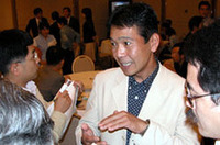 記念すべき25回大会で2連勝を飾った三菱の増岡浩は「確かに3連覇のプレッシャー、不安はあるが、そのぶん夢や期待も大きい」と語る。マシンは当面昨年の改良型でテストし、10月の「UAEデザートチャレンジ」で本番仕様を試す予定という。「今回からナビゲーターが替わって、体重90kgが50kgに“軽量化”されるから、5分は速くなるかも」とコメントし、記者団を笑わせる一幕も