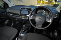 本革巻きのステアリングホイールやシフトノブが備わるインテリア。今回の改良では、新グレードの「1.2G」と「1.0G」「M」に、ピアノブラックの加飾パネルが採用された。
    