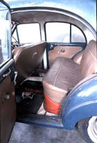 タクシーキャブの「主役」である後席。トラックシャシーのためフロアが高く、乗降はややしずらい。シート地や内張もオリジナルのままである。
