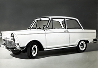 「フロンテ800」のお手本となった「DKWF11/F12」。パワートレインをはじめとする基本レイアウトのみならず、リアクォーターピラーやリアホイールアーチ周辺の造形などにも近似性が感じられる。