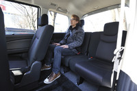 3列目に納まった様子。2列目の左側シートは横方向にも動かせるため、人やモノを載せたままでも3列目へのアクセスが可能となる。