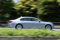 加速の鋭さは、ガソリン最上級モデルの「750i」以上。ハイブリッドであることを感じさせないのが、「アクティブハイブリッド7」の特徴である。