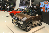 フランスを代表するマイクロカーブランド、ミクロカーのブース。手前のモデルは、「フィアット・パンダ4×4」をほうふつとさせる。よく見ると、パンダにないウインチまで装備している。