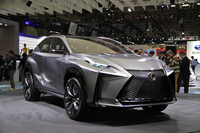「レクサスLF-NX」。フランクフルトショー出展車両と比べ、フロントアンダースポイラーなど、ターボモデルならではのスポーティーな走りを予感させるデザイン要素を新たに追加したという。