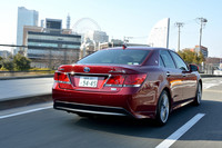 リアビュー。急ブレーキを踏んだ場合にはハザードランプが自動的に点滅し、後続車に注意を促す。