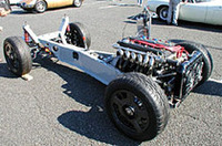 
	パドックに展示されていた謎のベアシャシー。前後ダブルウィッシュボーンのサスペンションアームは新造されたもので、スプリングは車高調整式。ブレーキはブレンボで、ホイールも新しい
	 