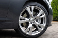 370GTの「タイプS」にのみ与えられる20インチホイール。他のグレードは18インチとなり、20インチはオプションでも選べない。