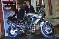 「トライアンフ・タイガー800XCx」と、トライアンフモーターサイクルズジャパンの野田一夫 代表取締役社長（左）、ティム・ヒッチンス在日英国大使（右）。
    
