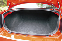 見た目は派手なれど、基本は4ドア・セダン。ラゲッジルームの容量はたっぷりととられており、長尺物を積み込むこともできる。