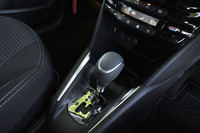 トランスミッションは従来の「ETG5」（シングルクラッチ式ロボタイズド5段MT）から、アイシン・エィ・ダブリュ製の「EAT6」（トルコン式6段AT）に変更された。