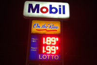 モーターショーの会期中に、デトロイトの街なかで見かけたガソリンスタンドの看板。1ガロンにつき、現金払いなら1.899ドル、カード払いなら1.999ドルとなっている。
    