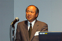 オーツタイヤの上田一男社長。発表会の挨拶で、「タイヤ市場の競争は激化しているが、タイムリーに新商品を出して対抗する所存」と語った