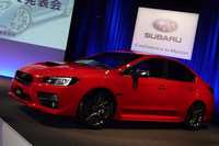 「WRX S4 2.0GT-S EyeSight」の外観。ヘッドランプは、ロービームとクリアランスランプにLEDを採用している。