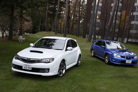 右は旧型の「インプレッサWRX STI」。
    