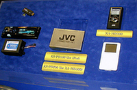 JVCではポータブルHDDプレーヤー「XA-HD500」を参考出品。iPod用アダプターとXA-HD500用アダプターを用意する予定。