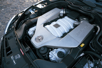 C55はエンジンベイに5.5リッターV8を無理矢理詰め込んでいたが、新型では整然と収まっている。パワーとトルクは457ps／600Nmで、スペック的には確かにデチューン版だが、このパワフルさを実感すれば、誰が不満を漏らすだろう。