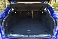 ラゲッジルームの容量は、後席を起こした状態で550リッター。テールゲートは電動開閉式で、クローズ用のスイッチは開口部の左側に備えられている。（写真をクリックすると、シートの倒れる様子が見られます）