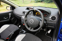 タコメーターの盤面が黄色く塗られている以外は、素っ気ない「ルーテシア ルノースポール」のインテリア。そのパフォーマンスに見合った演出があってもいいと思う一方で、価格上昇を抑えるためにはこのほうがいいと思ったり。