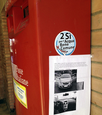 【写真4】ポストに貼られた、クルマ売りたしのゲリラ張り紙。国民投票のステッカーも。シエナで。