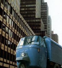 1990年代末、生産中止直前のカタログから。NYの摩天楼と。思わず「そんなワケねーだろ」と突っ込みを入れたくなる合成写真。