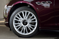 装着されるタイヤのサイズは前が245/45ZR19、後ろが275/40ZR19となる。