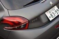 リアランプは、「ライオンの爪あと」をモチーフにデザインされている。マットブラックのボディーカラーも、特徴のひとつ。