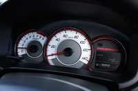 中央に速度計を、左端にエンジン回転計を配した3眼式のメーター。「WORKS」のロゴを除くと、赤いアクセントカラーやメッキリングなど、その意匠は基本的に「ターボRS」と同じである。