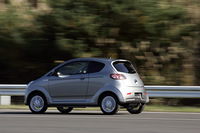 ボンネットにスーパーチャージャー用の空気取り入れ口ができたほかは、内外装は基本的に変わっていない「R1」。ただ、ボディカラーは従来の半分の3色に減ってしまった。