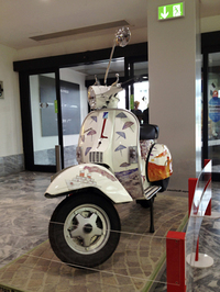 【写真6】5月からピサ空港ターミナルにディスプレイされている「アート・ベスパ」は、地元を拠点とするアーティスト、ジャンパオロ・タラーニによるもの。     