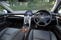 インパネまわりに使われるウッドは天童木工製。素材へのこだわりを感じさせる部分だ。