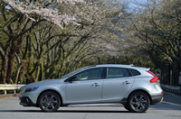 
	ノーマルの「V40」比で、全高は30mm、最低地上高は10mmアップ。全長と全幅は変わらない。
	